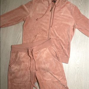 Woman’s dusty pink set.
